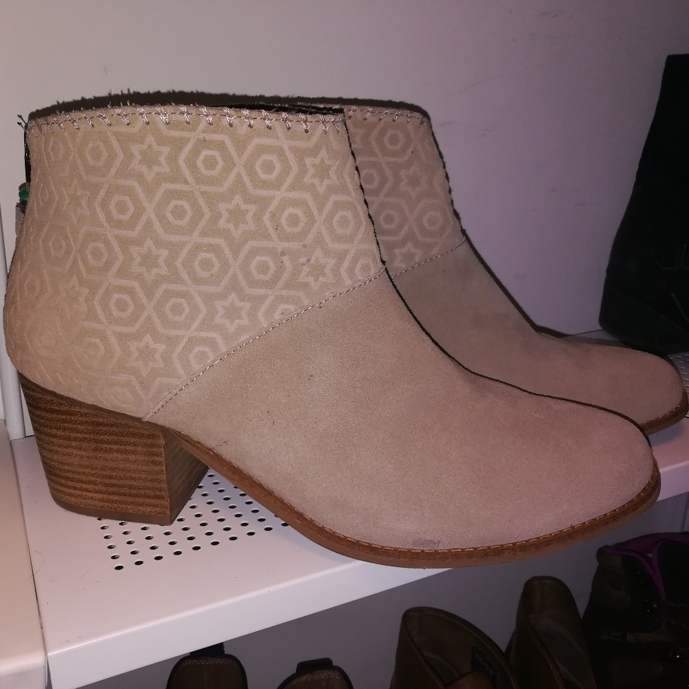EUC Adorable Toms suede booties, size 12
